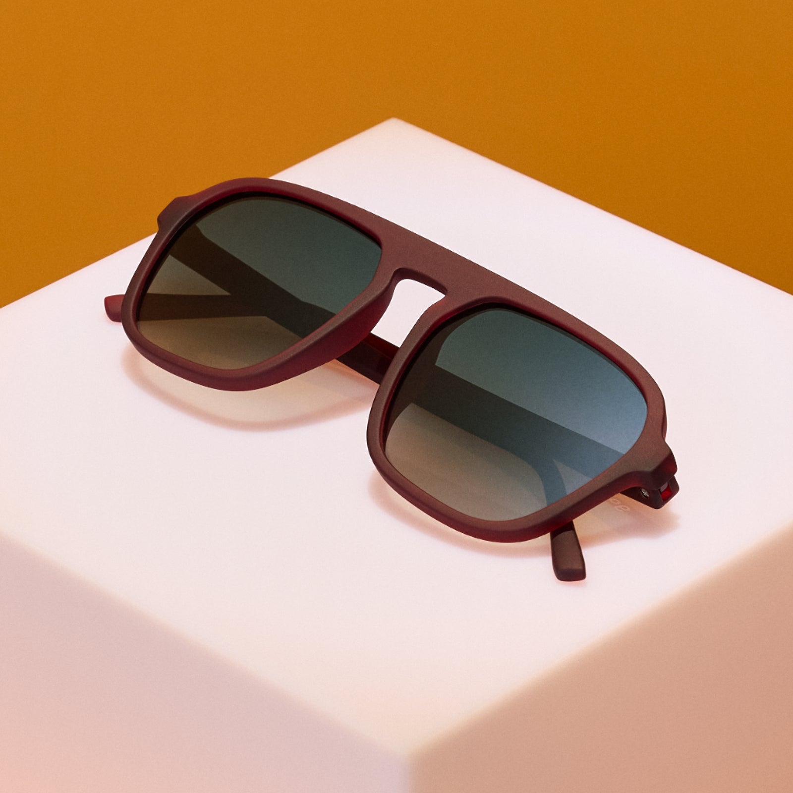 Rust-brown Retro G sunglasses with green gradient lenses
